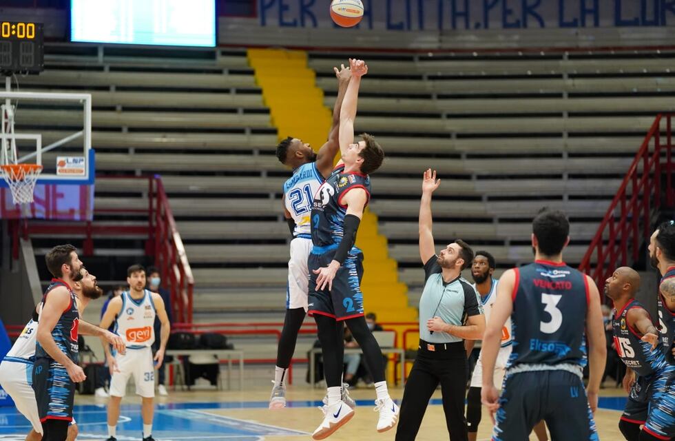 El Basket Ferrara de Bertone cayó en el primer juego de la serie ante el GeVi Napoli
