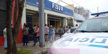 Ahorristas e Inversores se manifestaron ante la sede de FISUR. (Foto: Espacio Rosales).