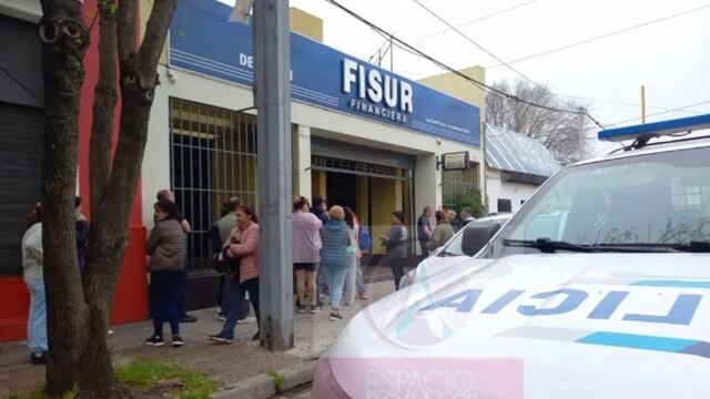 Ahorristas e Inversores se manifestaron ante la sede de FISUR. (Foto: Espacio Rosales).