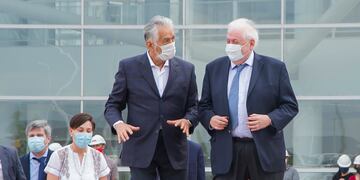Ginés Gonzales García y Alberto Rodríguez Saa de recorrida por obra de hospital en construcción