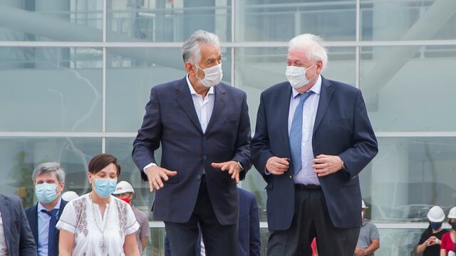 Ginés Gonzales García y Alberto Rodríguez Saa de recorrida por obra de hospital en construcción