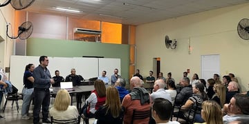 Reunión de vecinos con funcionarios y concejales por las juntadas en la colectora de la ruta 34
