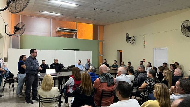 Reunión de vecinos con funcionarios y concejales por las juntadas en la colectora de la ruta 34