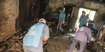 La familia, integrada por mamá, papá y cuatro hijos, quedó sin pertenencias; el padre continúa internado.