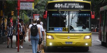 Un chofer se bajó del colectivo y le compró una botella de agua a un adulto mayor que viajaba con el (imagen ilustrativa)