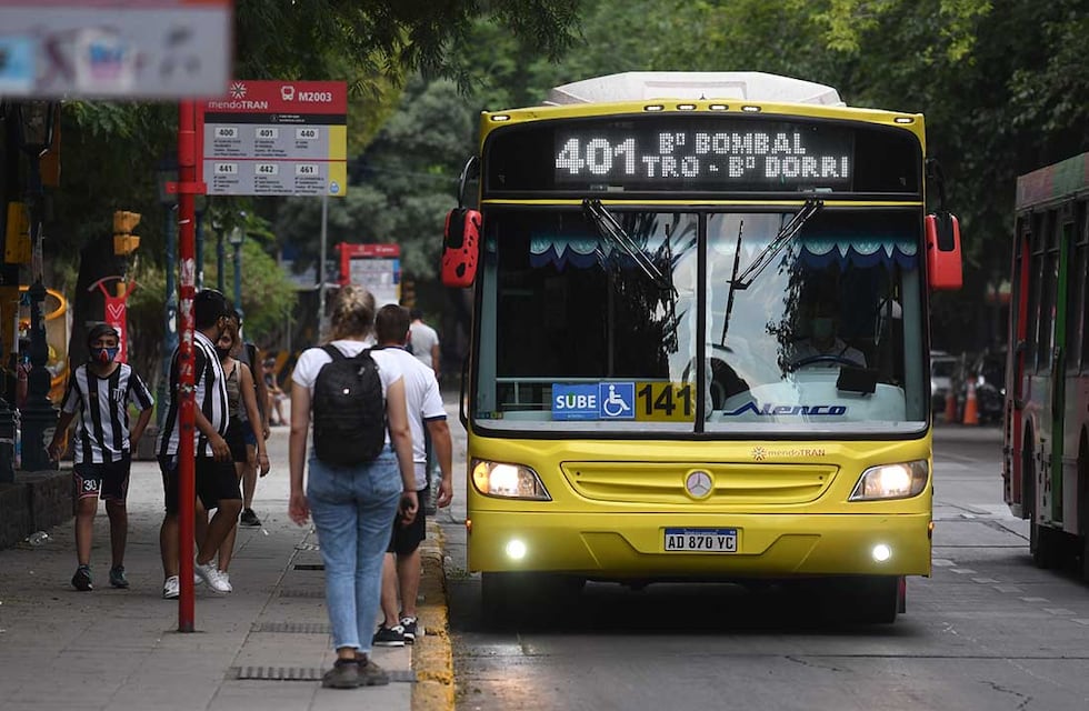 Acción del día: en Salta un chofer se bajó del colectivo y le compró una botella de agua a un adulto mayor
