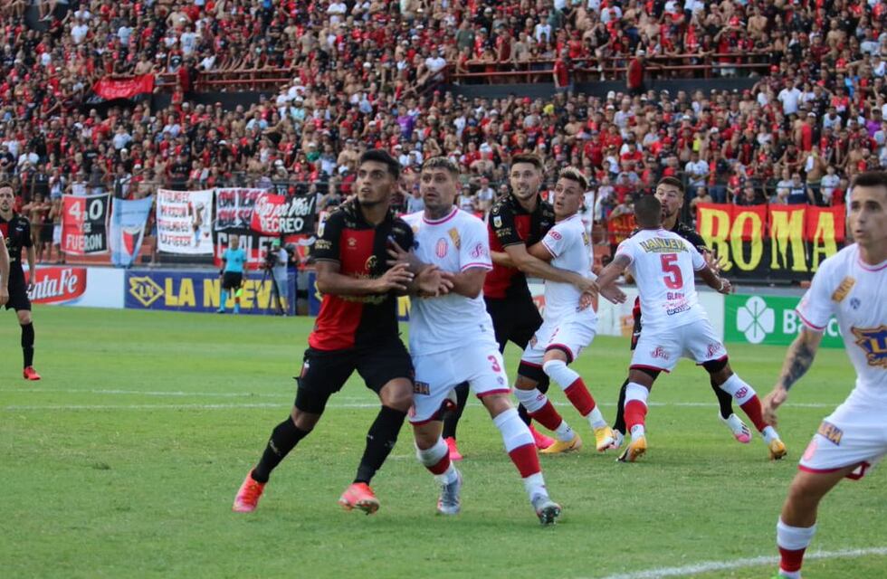 Colón lo dio vuelta ante Barracas Central en Paraná y llegó a la punta