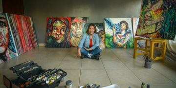 Las obras de Gabriela Martín Crosa representan rostros de mujeres con poderosso colores.