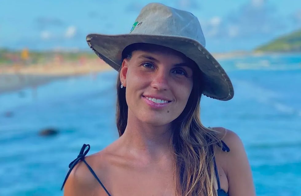 Emilia Ferrero posó con un jugado top total black y se llevó el piropo de Julián Álvarez