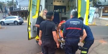 Grave agresión frente a un bar en Iguazú: un brasileño sufrió fractura de cráneo y corre riesgo su vida.