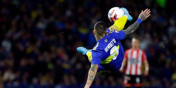 Darío Benedetto convirtió un golazo en el triunfo de Boca por 2 a 0 sobre Barracas Central.