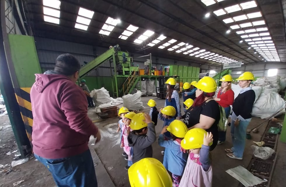Alumnos del Colegio Holandés, Escuela Agropecuaria y Jardín 912 visitaron la Planta de Residuos