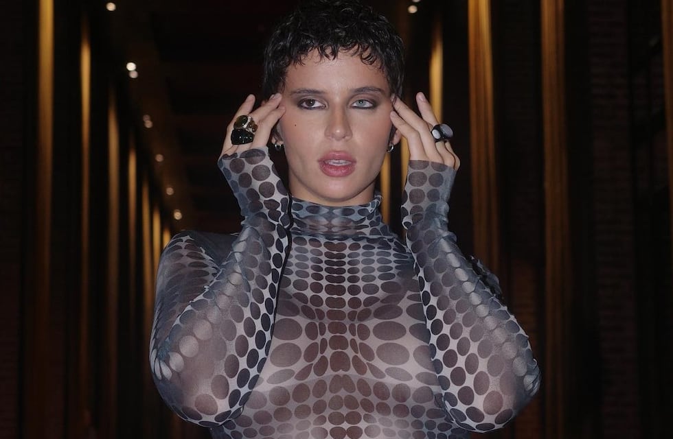 Nathy Peluso posó frente al espejo con una remera underboob y colaless