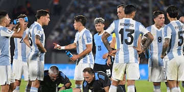Cristian Romero, a lo Cuti en la victoria de Argentina sobre Uruguay en el Centenario (AP).