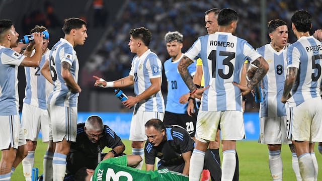 Cristian Romero, a lo Cuti en la victoria de Argentina sobre Uruguay en el Centenario (AP).