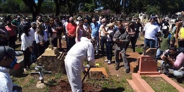 Emotivo acto de restitución de los cuerpos de Luis Franzen y Manuel Parodi Ocampo a sus familiares.