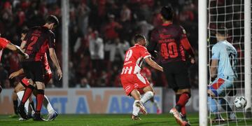 "Maravilla" Martínez pone el 1-1 entre Instituto y Colón, en Alta Córdoba, por la Copa de la Liga Profesional. (Facundo Luque / La Voz)