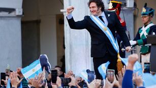 El presidente de Argentina, Javier Milei, saluda a sus partidarios fuera del Cabildo durante la conmemoración del 214º aniversario de la Revolución de Mayo, en Córdoba. (Reuters)