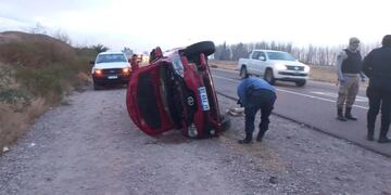 Una mendocina chocó contra un caballo y otro auto volcó al intentar esquivarla