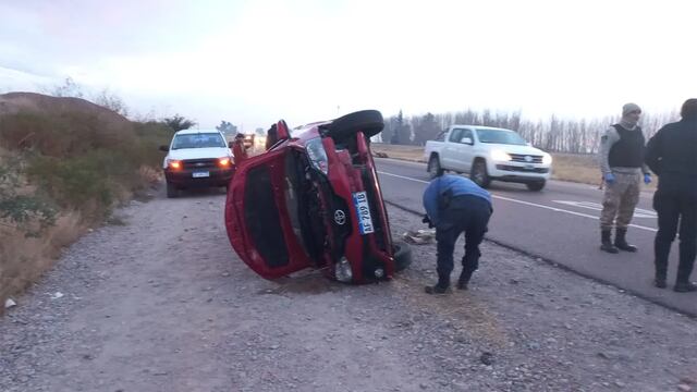 Una mendocina chocó contra un caballo y otro auto volcó al intentar esquivarla