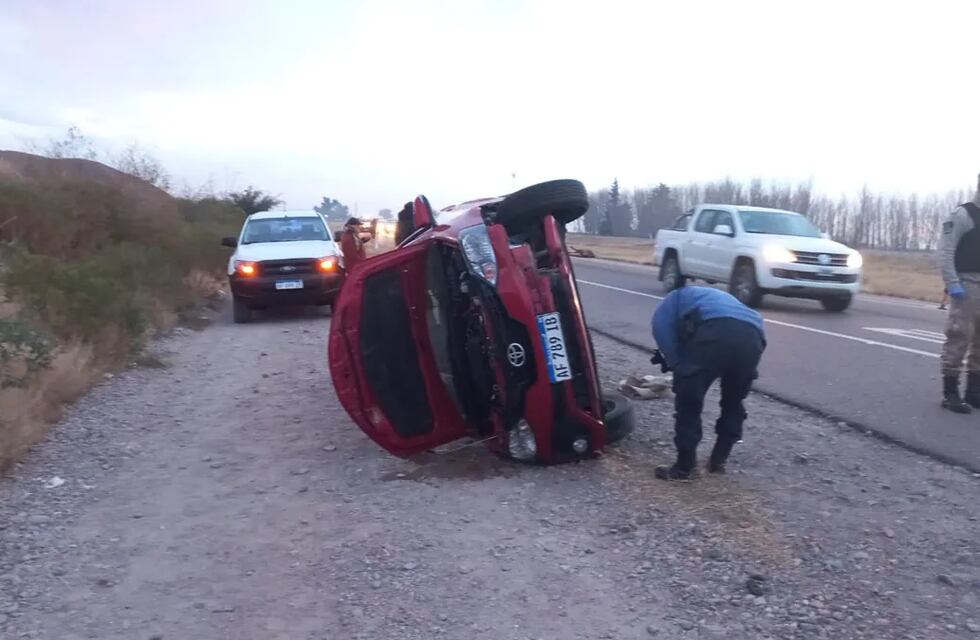 Una mendocina chocó contra un caballo y otro auto volcó al intentar esquivarla