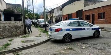La casa de balcones blancos situada en la calle Santa Fe, del barrio Cuyaya en San Salvador de Jujuy, donde fue hallado sin vida Sergio Chorolque, el hijo menor de Milagro Sala.