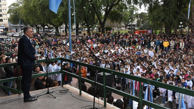 Luis Castellano encabezó el acto ante una multitud de niños