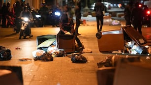 Manifestantes bloquean una calle con botes de basura en Colombes, Francia, sábado 1 de julio de 2023. Foto: AP / Lewis Joly.