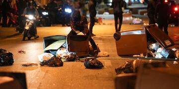 Manifestantes bloquean una calle con botes de basura en Colombes, Francia, sábado 1 de julio de 2023. Foto: AP / Lewis Joly.