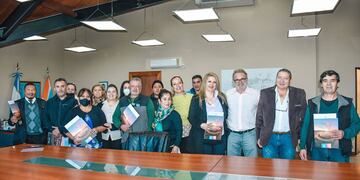 Se llevó adelante la entrega de títulos de propiedad a vecinos y vecinas de los Barrios Kaiken y La Oca.