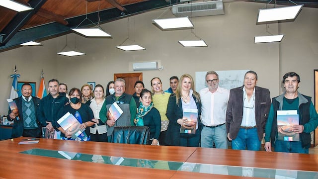 Se llevó adelante la entrega de títulos de propiedad a vecinos y vecinas de los Barrios Kaiken y La Oca.