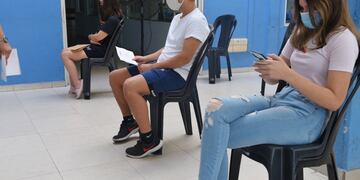 Los jóvenes pueden tramitar su DNI.