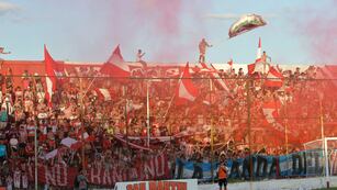 Hinchada de San Martín durante un partido San Martín
Foto: Orlando Pelichotti / Los Andes