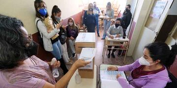 Los controles serán el cumplimiento de la distancia social y asegurar sanitizantes y alcohol en gel. Además de intervenir en casa que algún elector o autoridad de mesa manifieste síntomas compatibles con Coronavirus.