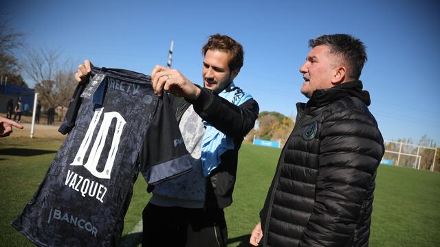 "El Mudo" Vázquez y la camiseta del Pirata recibida de la mano de Luis Artime (Prensa Belgrano)