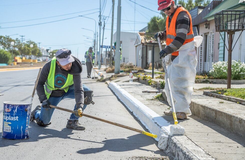 Se realizan trabajos de pintura y limpieza en distintos espacios de la ciudad