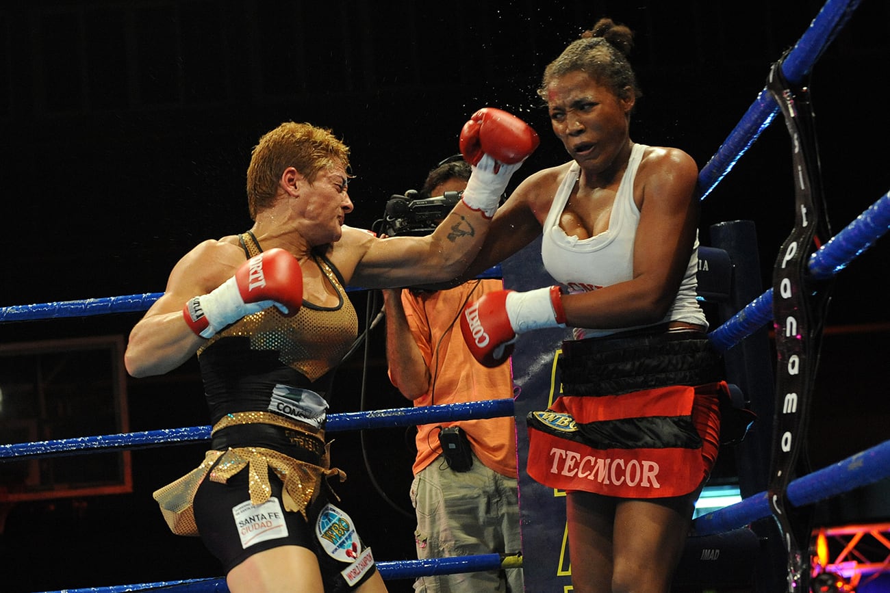 Boxeo Femenino OMB Titulo Peso Pluma- Alejandra Oliveras vs Paulina Cardona - Club Sportivo America. Resultado: Oliveras K.O. Tecnico en 4to round.
(Silvio Moriconi / Diario La Capital)