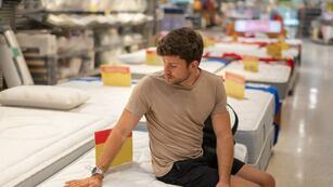 Dónde comprar sommiers y colchones con 73% de descuento.