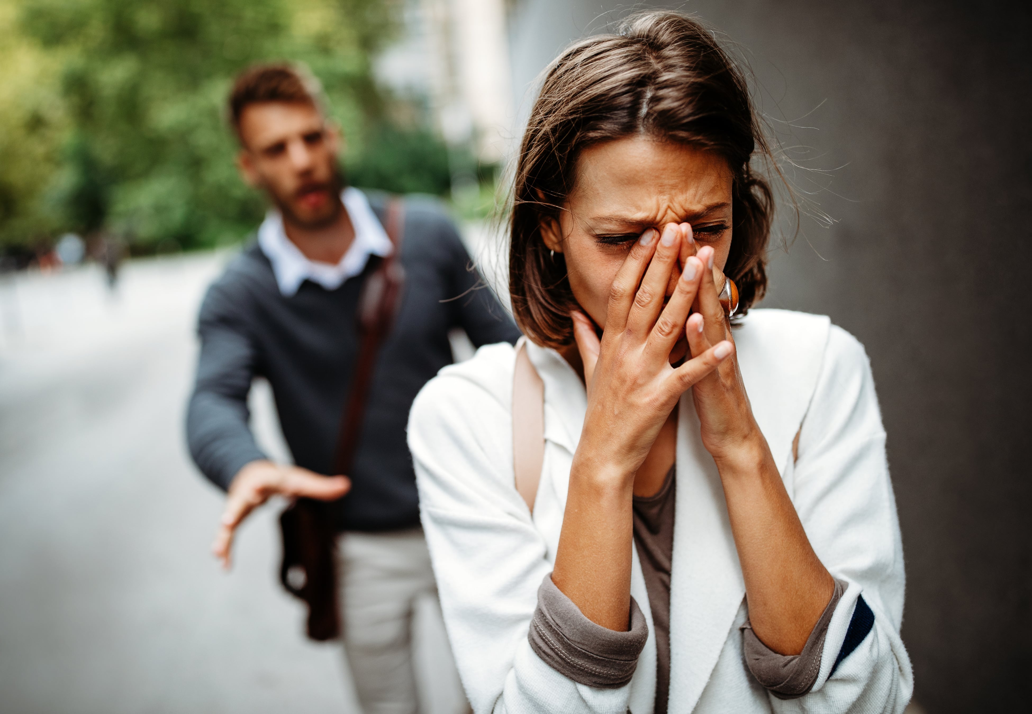 La desconfianza profunda lleva a Escorpio a analizar cada detalle antes de abrir su mundo emocional.
