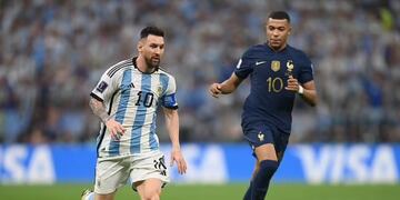 Lionel Messi y Kylian Mbappé en la final de Qatar 2022.