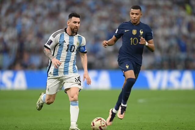 Lionel Messi y Kylian Mbappé en la final de Qatar 2022.