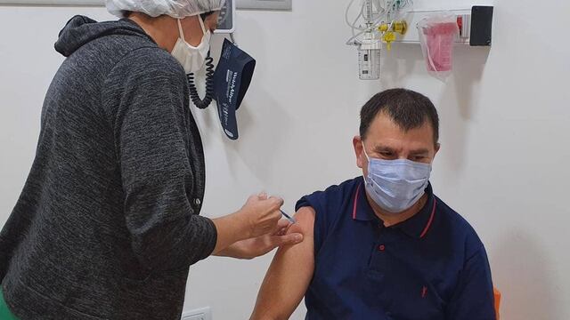 Bertellys recibió la primera dosis contra el COVID 19.