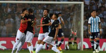 Colón revirtió el resultado y le ganó a Racing por 2-1 en Avellaneda.