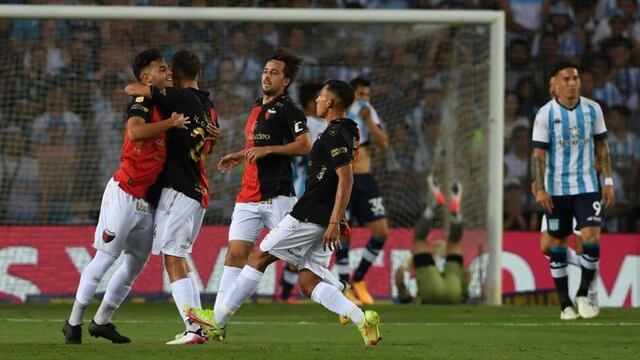 Colón revirtió el resultado y le ganó a Racing por 2-1 en Avellaneda.
