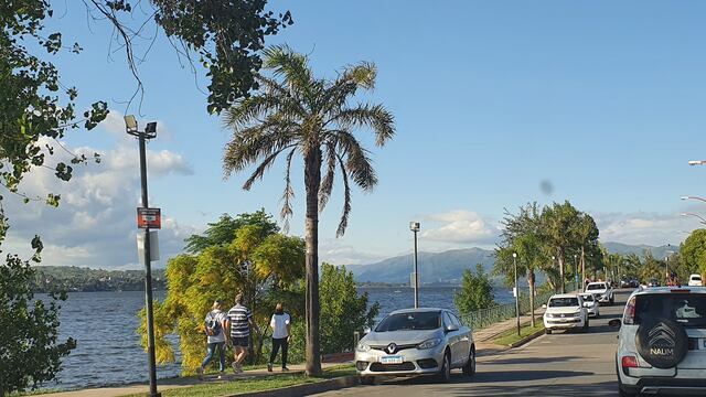 Costanera de Villa Carlos Paz durante el penúltimo "finde" de febrero.