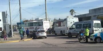 Un hombre fue atropallado por el mismo colectivo del que descendió. Investigan el caso.