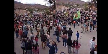 En el prólogo del carnaval 2202 en Jujuy, las comparsas de Tilcara animaron este sábado un colorido pasacalles de promoción.