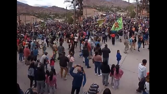En el prólogo del carnaval 2202 en Jujuy, las comparsas de Tilcara animaron este sábado un colorido pasacalles de promoción.