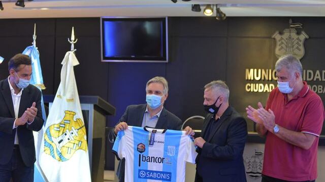 El intendente también tuvo un obsequio: la Albiceleste.