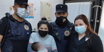 Los uniformados salvaron al bebé que se ahogaba en un colectivo.